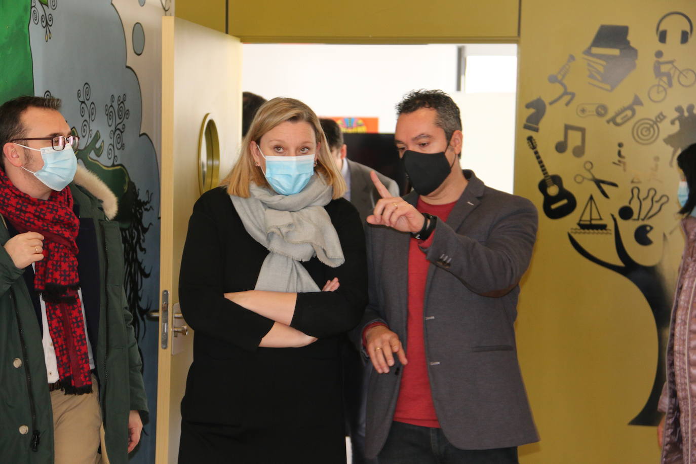 La consejera de Isabel Blanco visita el Centro Salud Mental León.