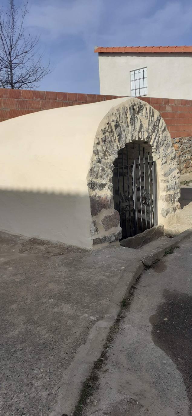 El antes y el después de la fuente declarada 'yacimiento arqueológico' en Palacios de Jamuz.