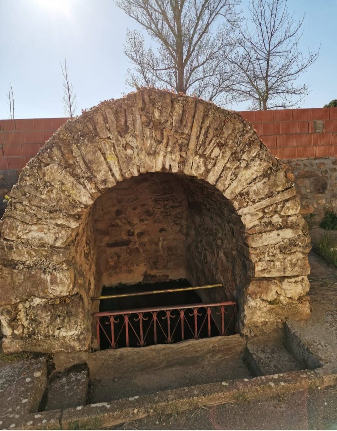 El antes y el después de la fuente declarada 'yacimiento arqueológico' en Palacios de Jamuz.