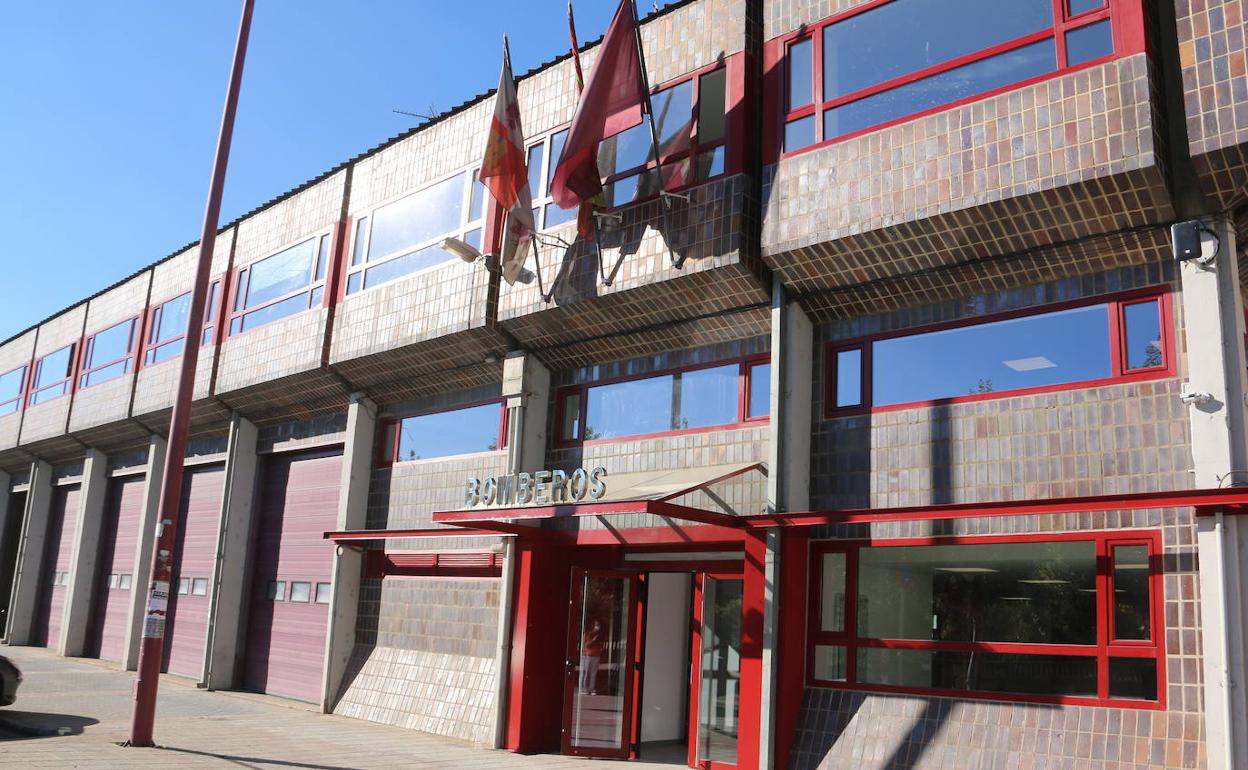 Fachada exterior del parque de Bomberos de León. En la galería, imágenes de archivo de la renovación del parque de Bomberos de León en octubre de 2021. 