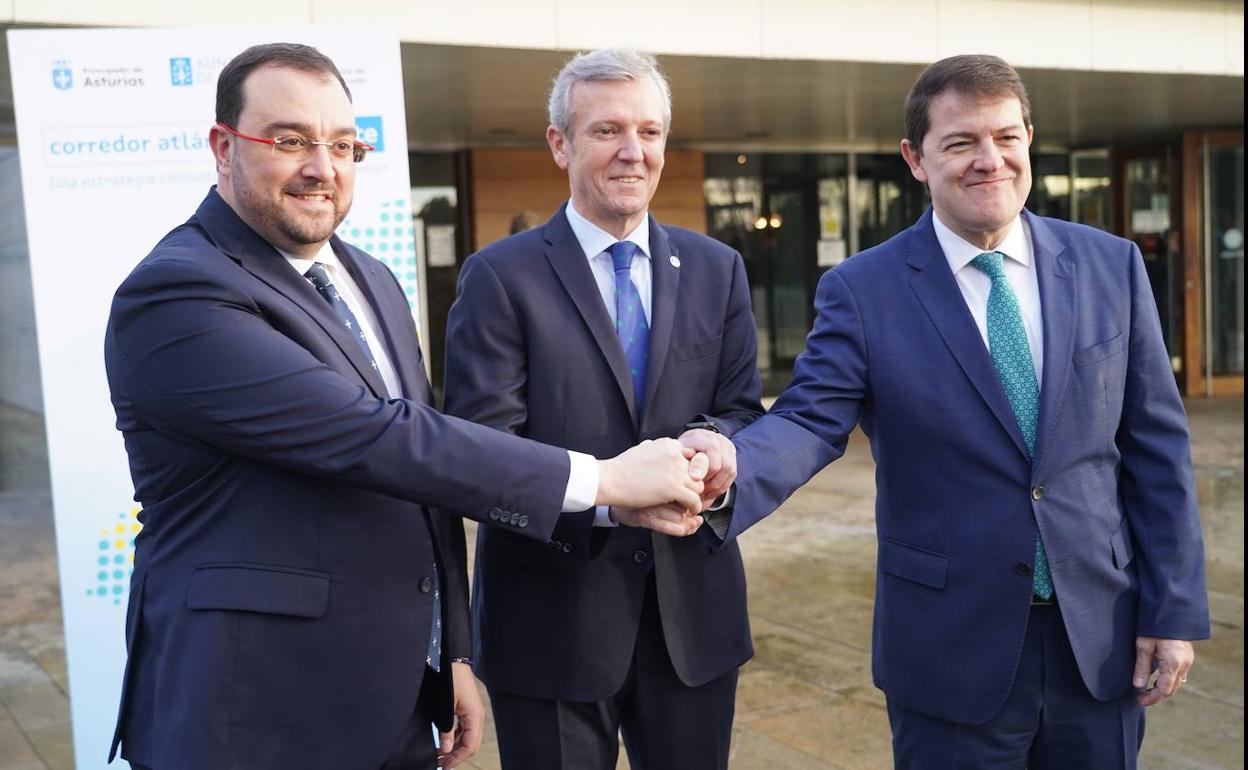 El presidente de la Junta de Castilla y León, Alfonso Fernández Mañueco, participa en el foro 'Corredor Atlántico Noroeste' junto a los presidentes de la Xunta de Galicia y del Principado de Asturias, Alfonso Rueda y Adrián Barbón