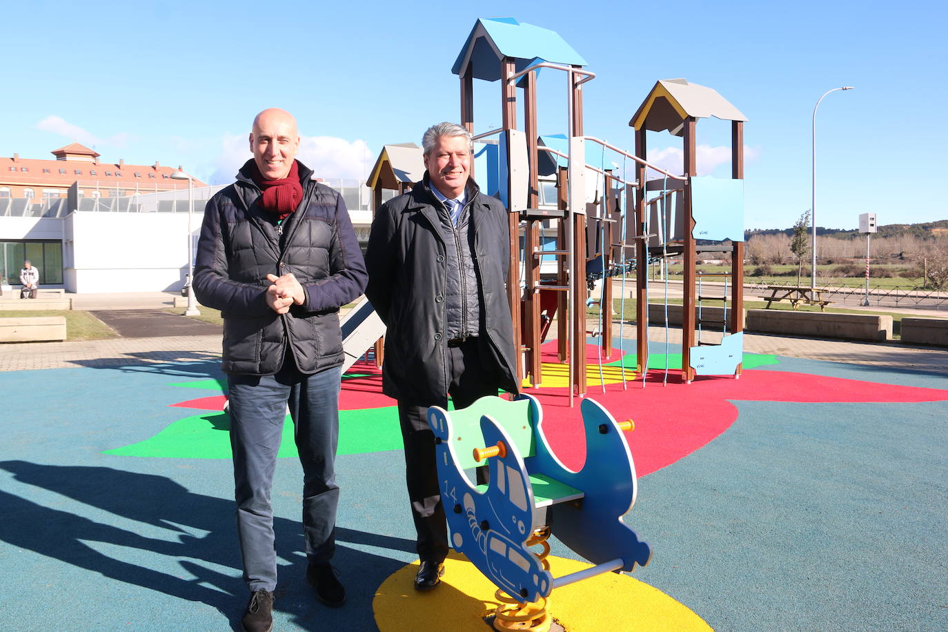 El alcalde de León, José Antonio Diez, visita la ampliación en el jardín de la Real Hermandad de Jesús Divino Obrero.