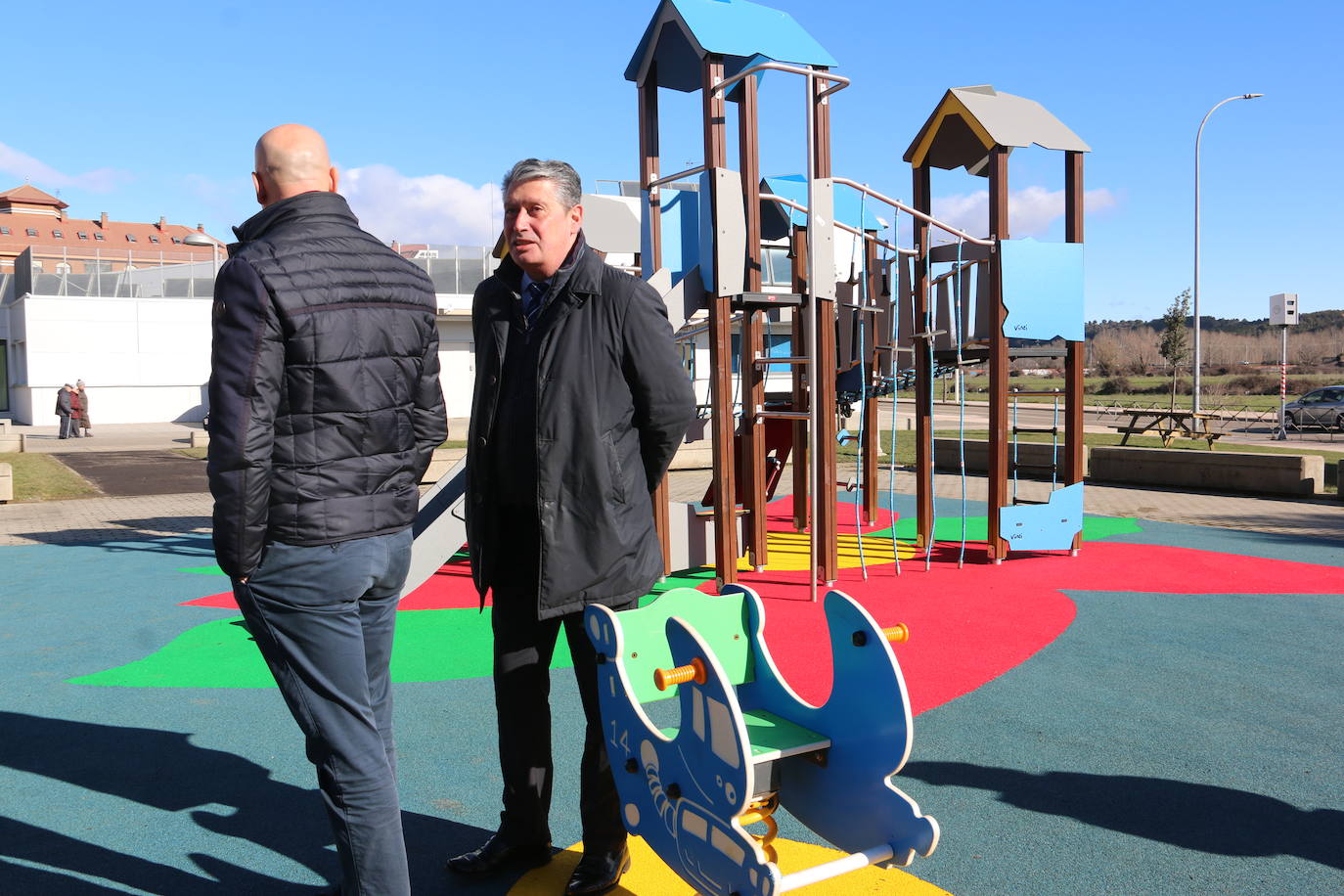 El alcalde de León, José Antonio Diez, visita la ampliación en el jardín de la Real Hermandad de Jesús Divino Obrero.