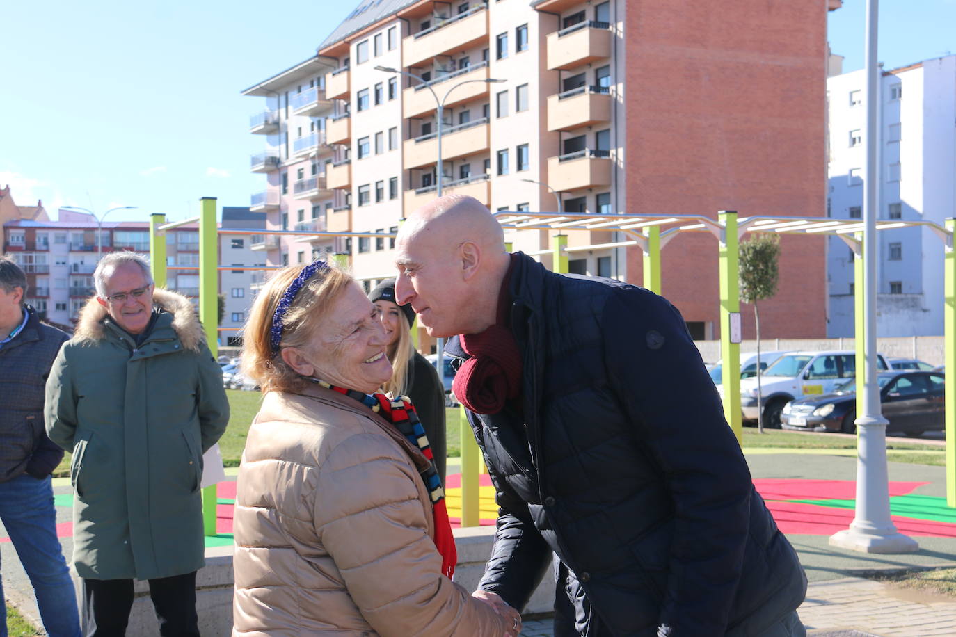 El alcalde de León, José Antonio Diez, visita la ampliación en el jardín de la Real Hermandad de Jesús Divino Obrero.