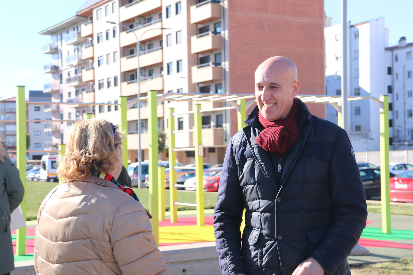 El alcalde de León, José Antonio Diez, visita la ampliación en el jardín de la Real Hermandad de Jesús Divino Obrero.