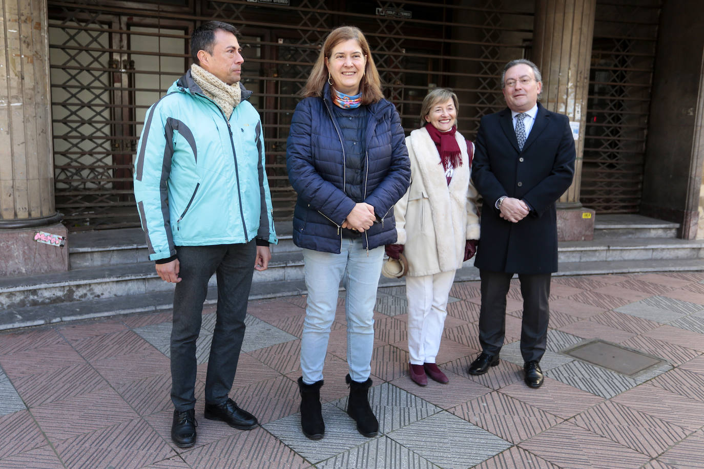 Los concejales del Grupo Municipal del Partido Popular en el Ayuntamiento de León Fernando Salguero, Ana Franco, Margarita Torres y Eduardo Tocino comparecen a la entrada del Teatro Emperador