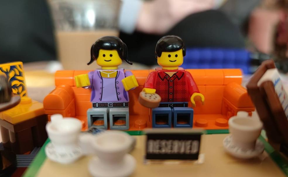 Ordoño y Jimena celebran el Día Internacional del Lego hablando con Leonoticias sobre su interés en difundir León. 