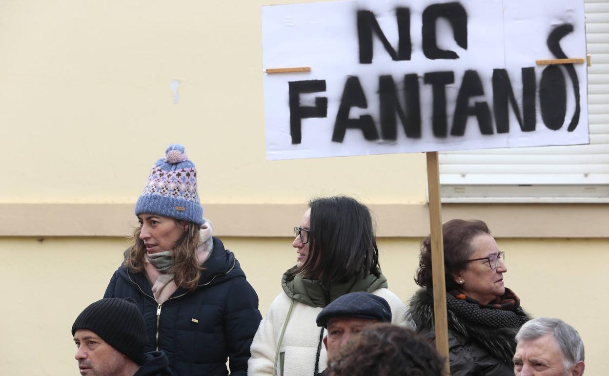 Reunión de alcaldes contra los pantanos La Rial y Los MoraleS. 