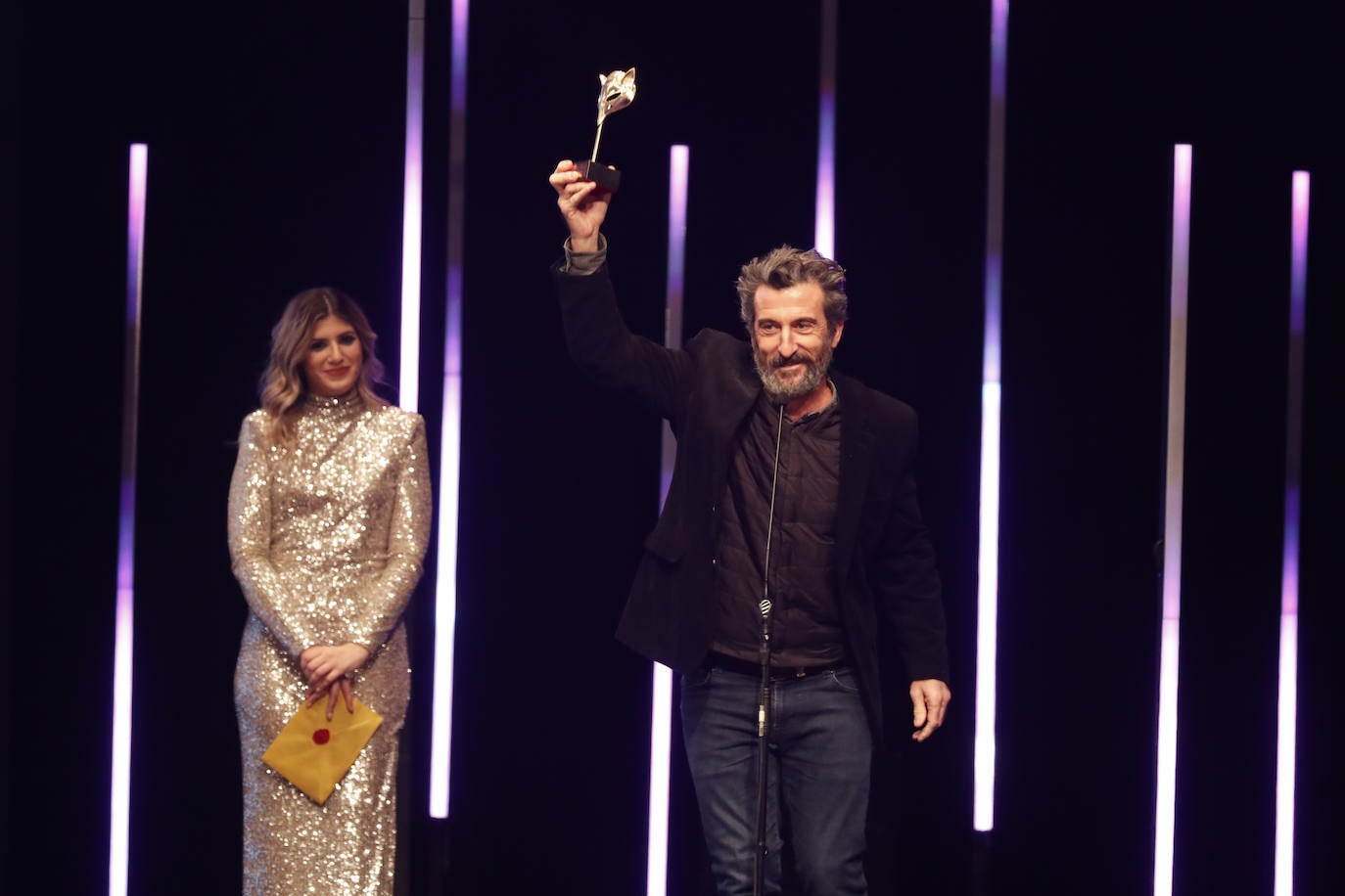 Luis Zahera, junto a Paula Púa, subió a recoger el Feroz a mejor actor de reparto por 'As bestas'.