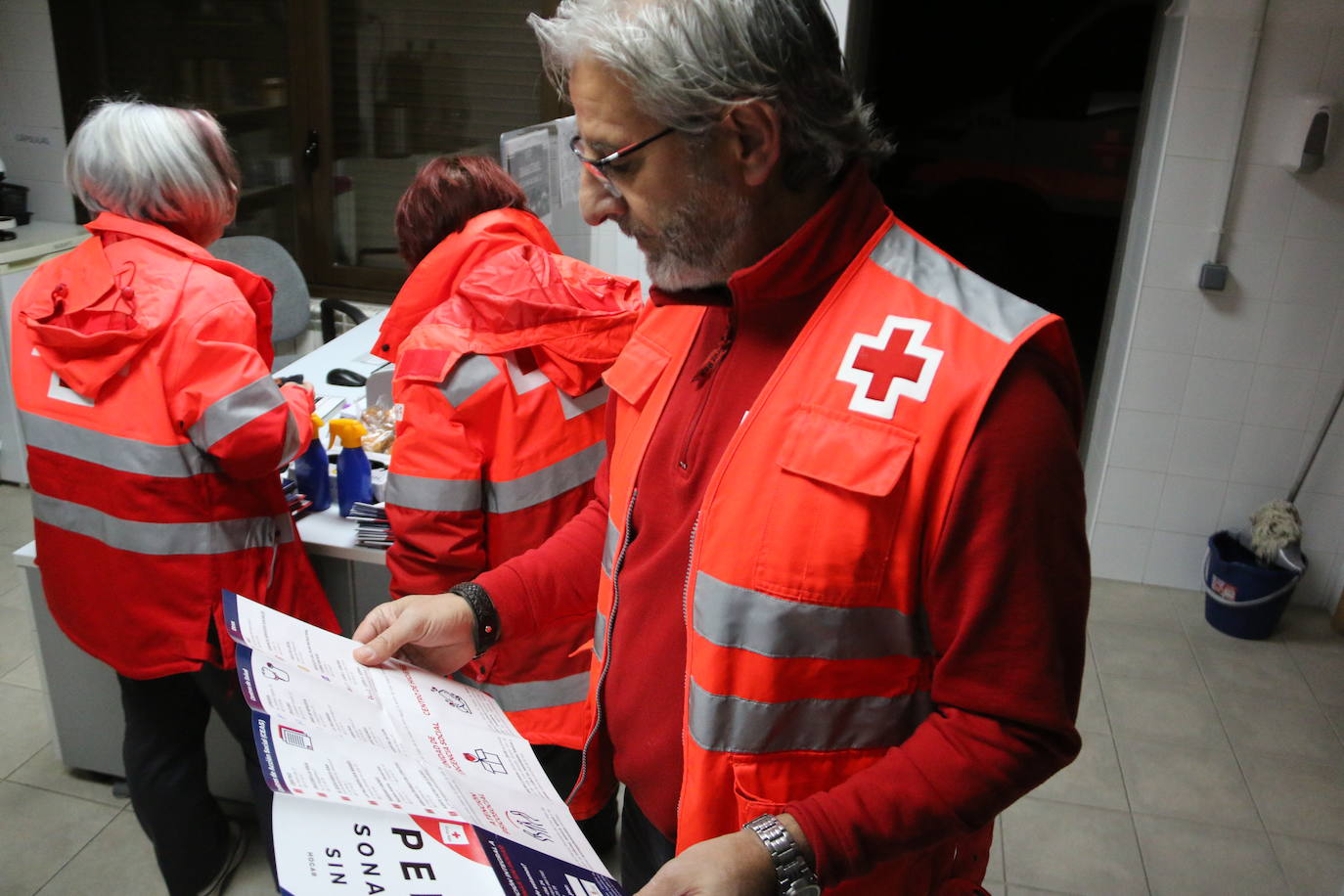 Cruz Roja León matiene activo su programa de atención a personas sin hogar en León con el que recorren los martes y jueves las calles de León para llevar comida, ropa y apoyo en una furgoneta a las personas en esta situación | El programa se complementa con un centro de higiene donde los usuarios pueden acudir a ducharse y hacer la colada.