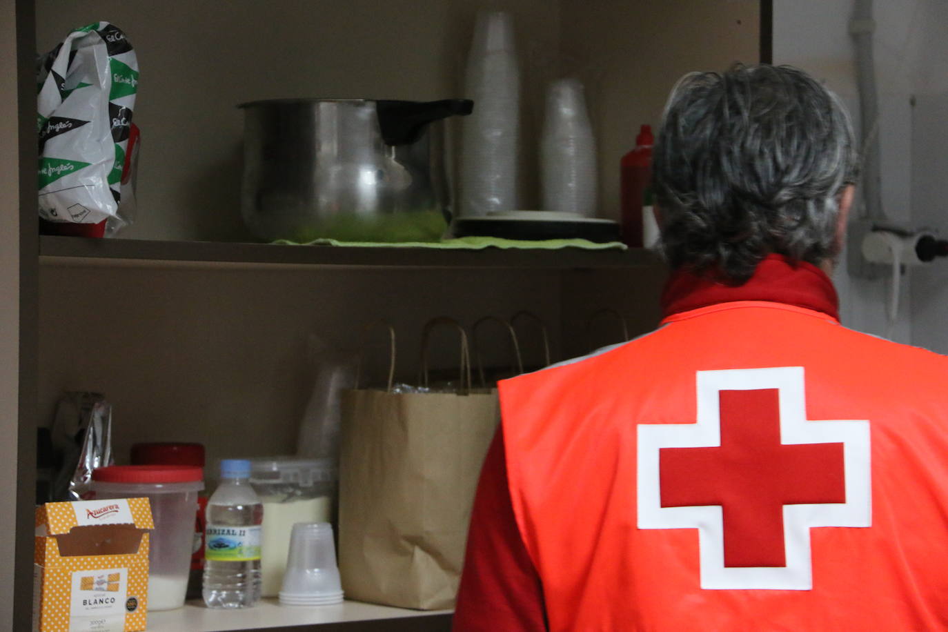 Cruz Roja León matiene activo su programa de atención a personas sin hogar en León con el que recorren los martes y jueves las calles de León para llevar comida, ropa y apoyo en una furgoneta a las personas en esta situación | El programa se complementa con un centro de higiene donde los usuarios pueden acudir a ducharse y hacer la colada.