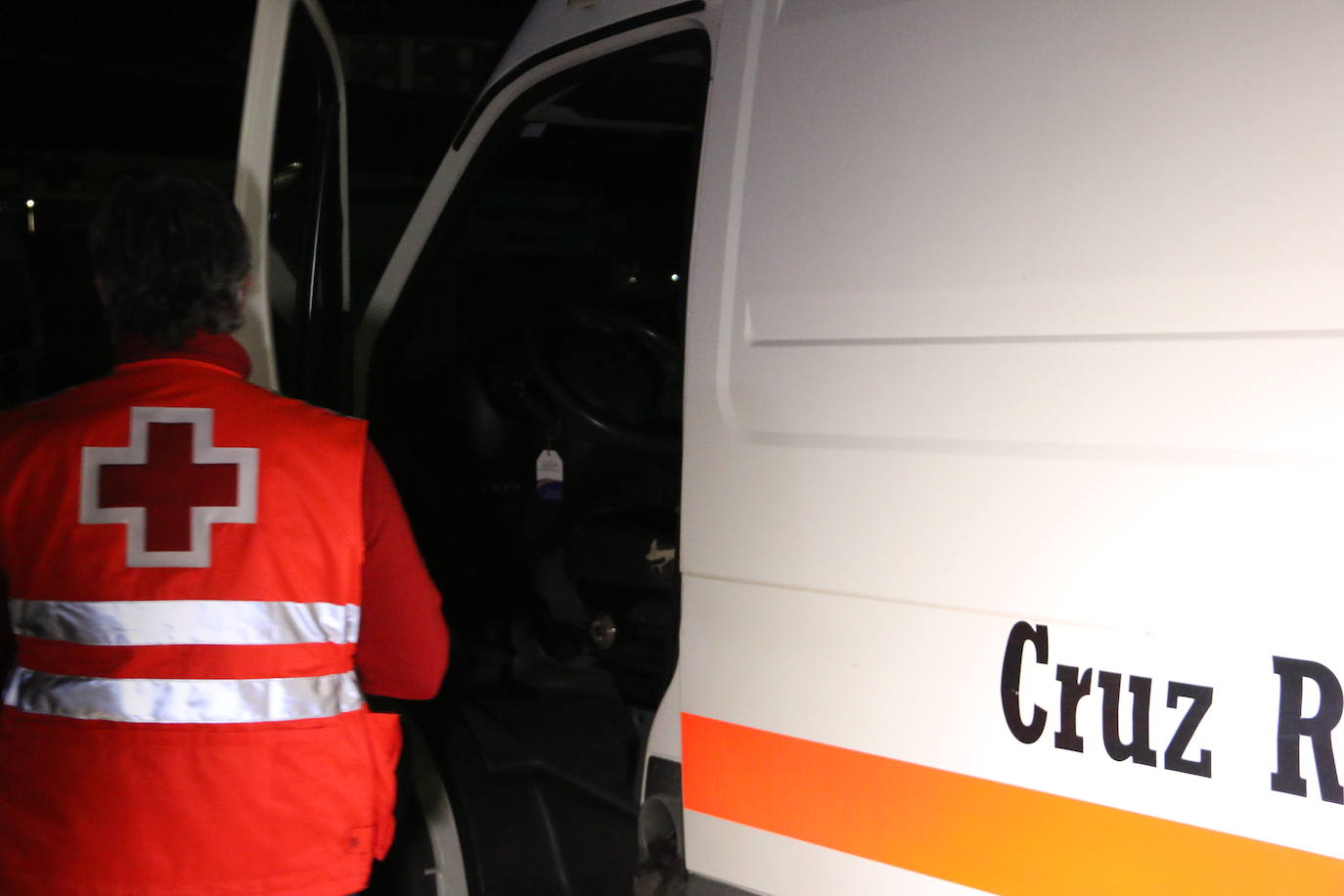 Cruz Roja León matiene activo su programa de atención a personas sin hogar en León con el que recorren los martes y jueves las calles de León para llevar comida, ropa y apoyo en una furgoneta a las personas en esta situación | El programa se complementa con un centro de higiene donde los usuarios pueden acudir a ducharse y hacer la colada.