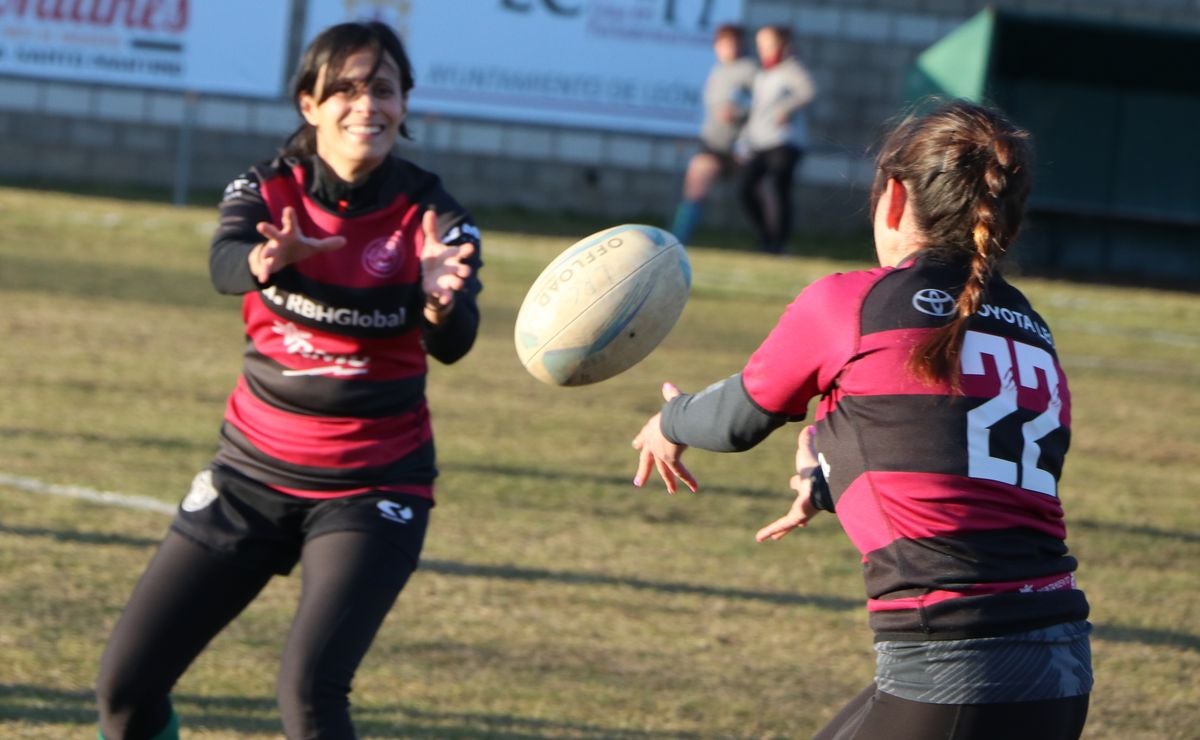 Las Leonas Mater, el equipo de rugby conformado por madres de jugadores de la cantera del León Rugby Club, ha iniciado su andadura en estos meses