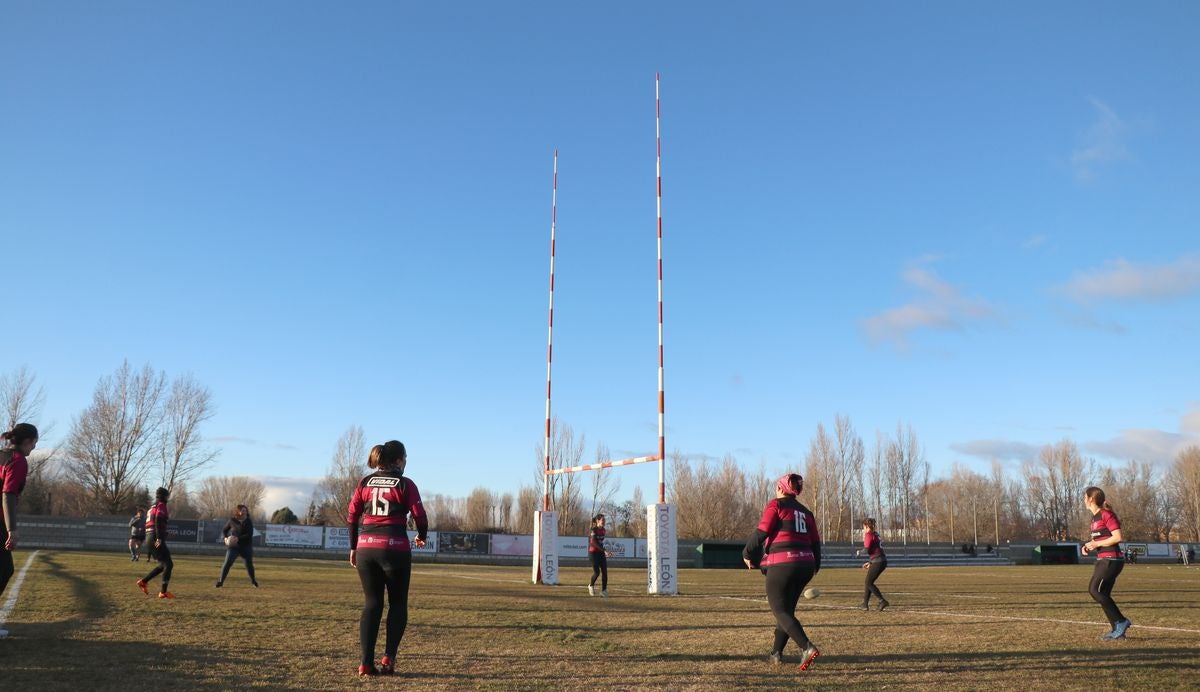 Las Leonas Mater, el equipo de rugby conformado por madres de jugadores de la cantera del León Rugby Club, ha iniciado su andadura en estos meses