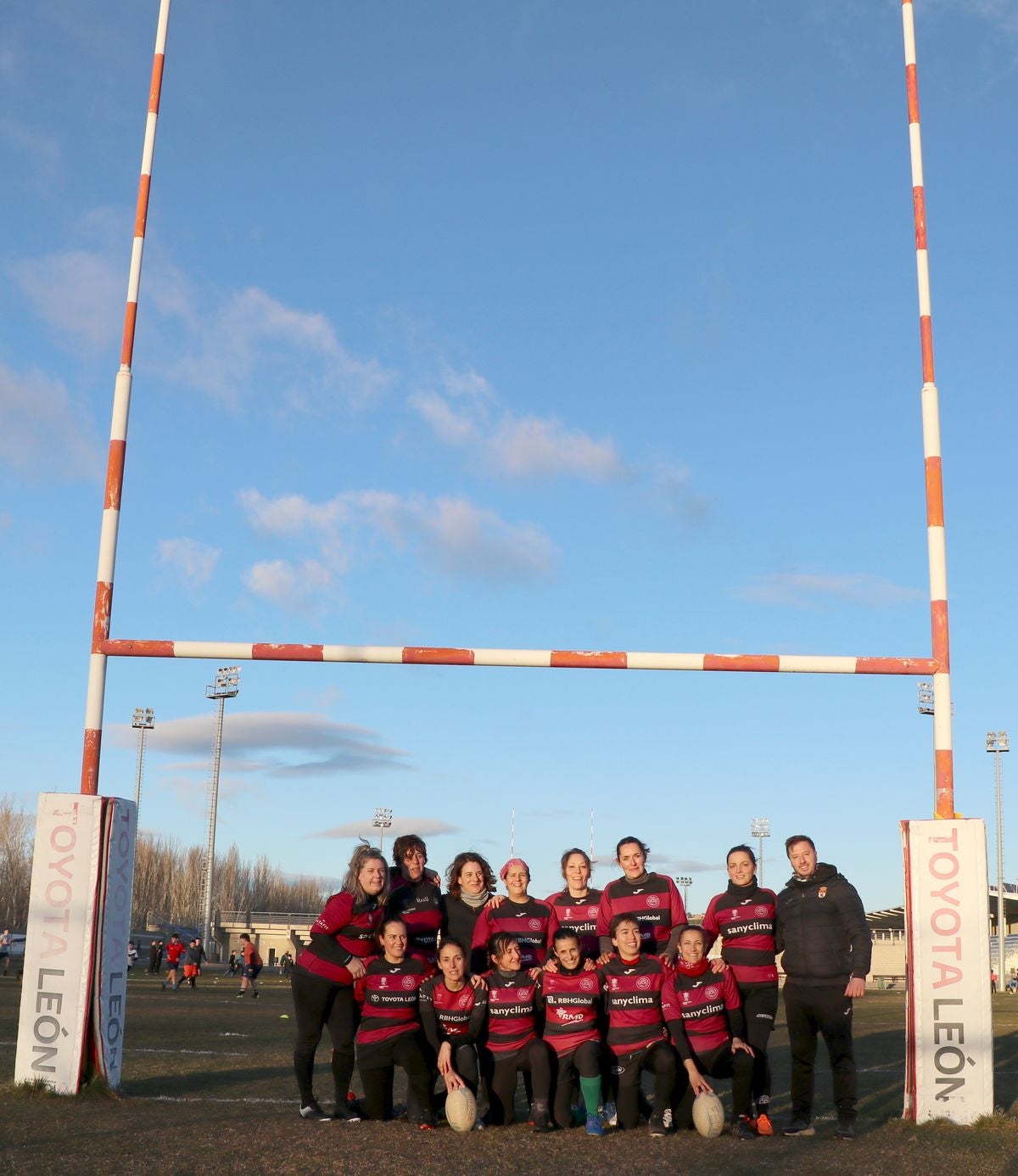 Las Leonas Mater, el equipo de rugby conformado por madres de jugadores de la cantera del León Rugby Club, ha iniciado su andadura en estos meses