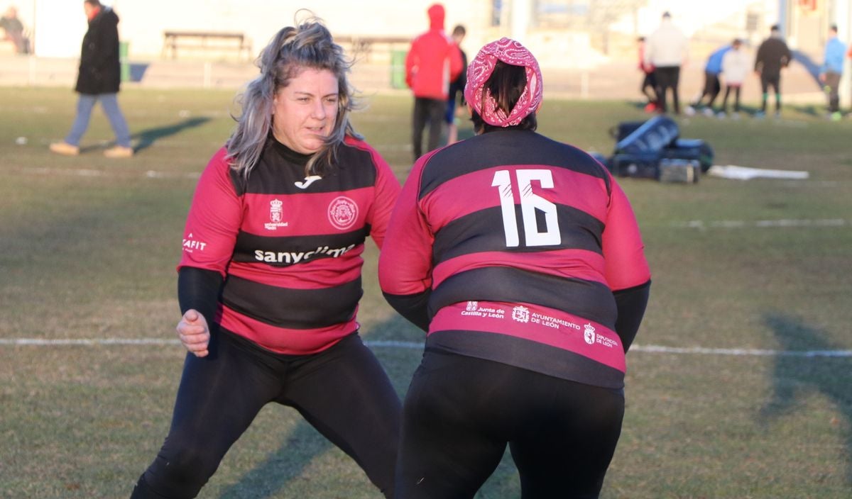 Las Leonas Mater, el equipo de rugby conformado por madres de jugadores de la cantera del León Rugby Club, ha iniciado su andadura en estos meses