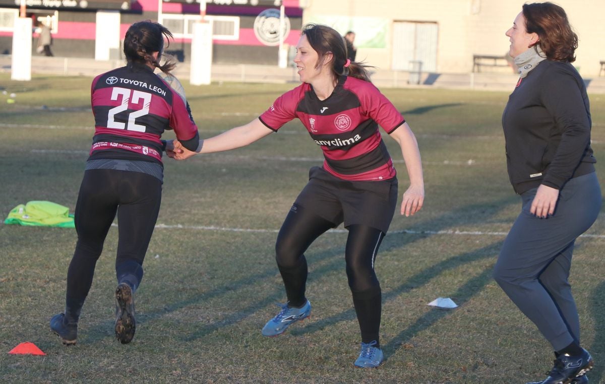 Las Leonas Mater, el equipo de rugby conformado por madres de jugadores de la cantera del León Rugby Club, ha iniciado su andadura en estos meses