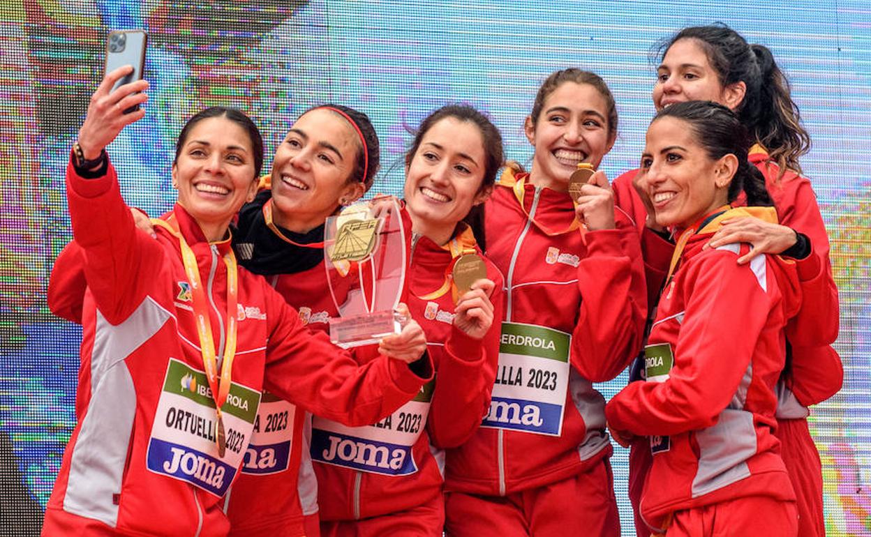 Nuria Lugueros, en primer plano, con el trofeo que acredita a Castilla y León como campeona por equipos sénior femenino