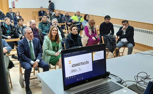 Imagen de archivo de una de las reuniones para presentar 'La Administración cerca de ti'