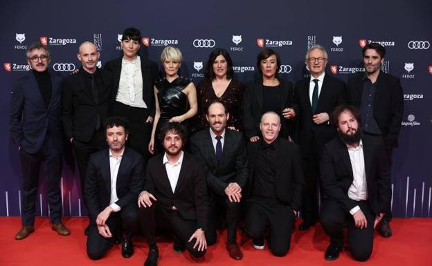 El equipo de As Bestas en la alfombra roja de los premios Feroz