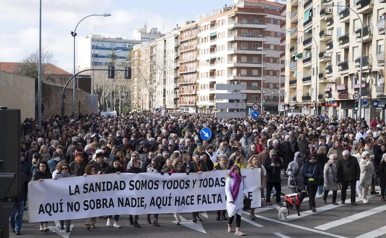 Miles de personas recorren Salamanca en la décima Marea Blanca para clamar por una «sanidad pública y de calidad» 