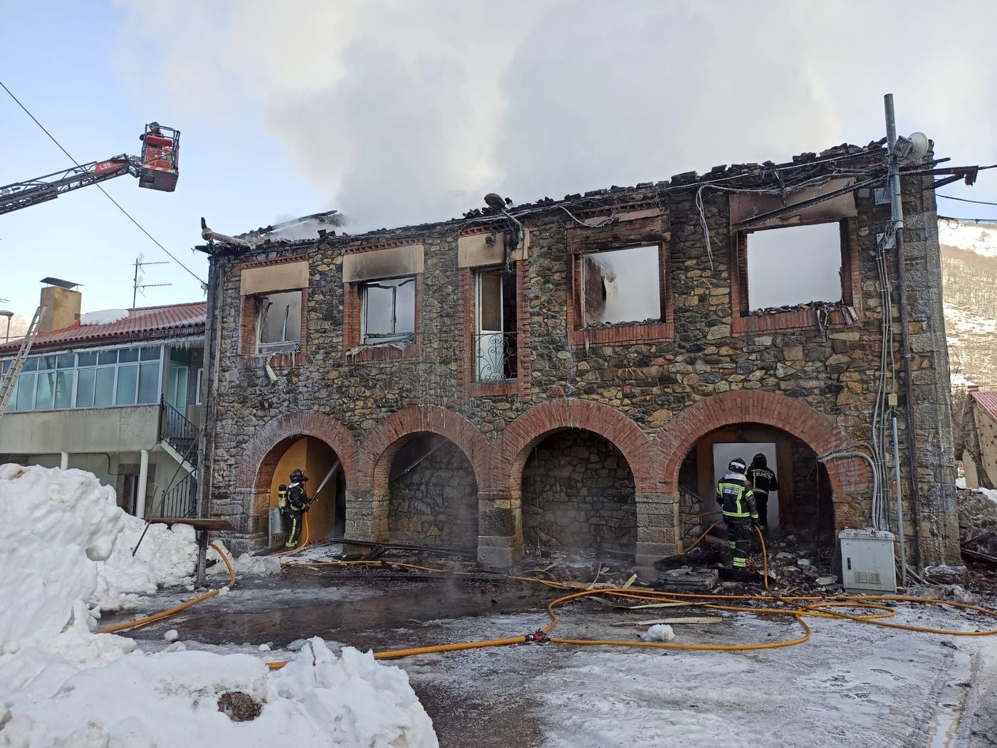 Las llamas han consumido el edificio y la acción vecina impide que las llamas alcancen a otos colindantes. Efectivos de Bomberos León y Guardia Civil han intervenido en el lugar