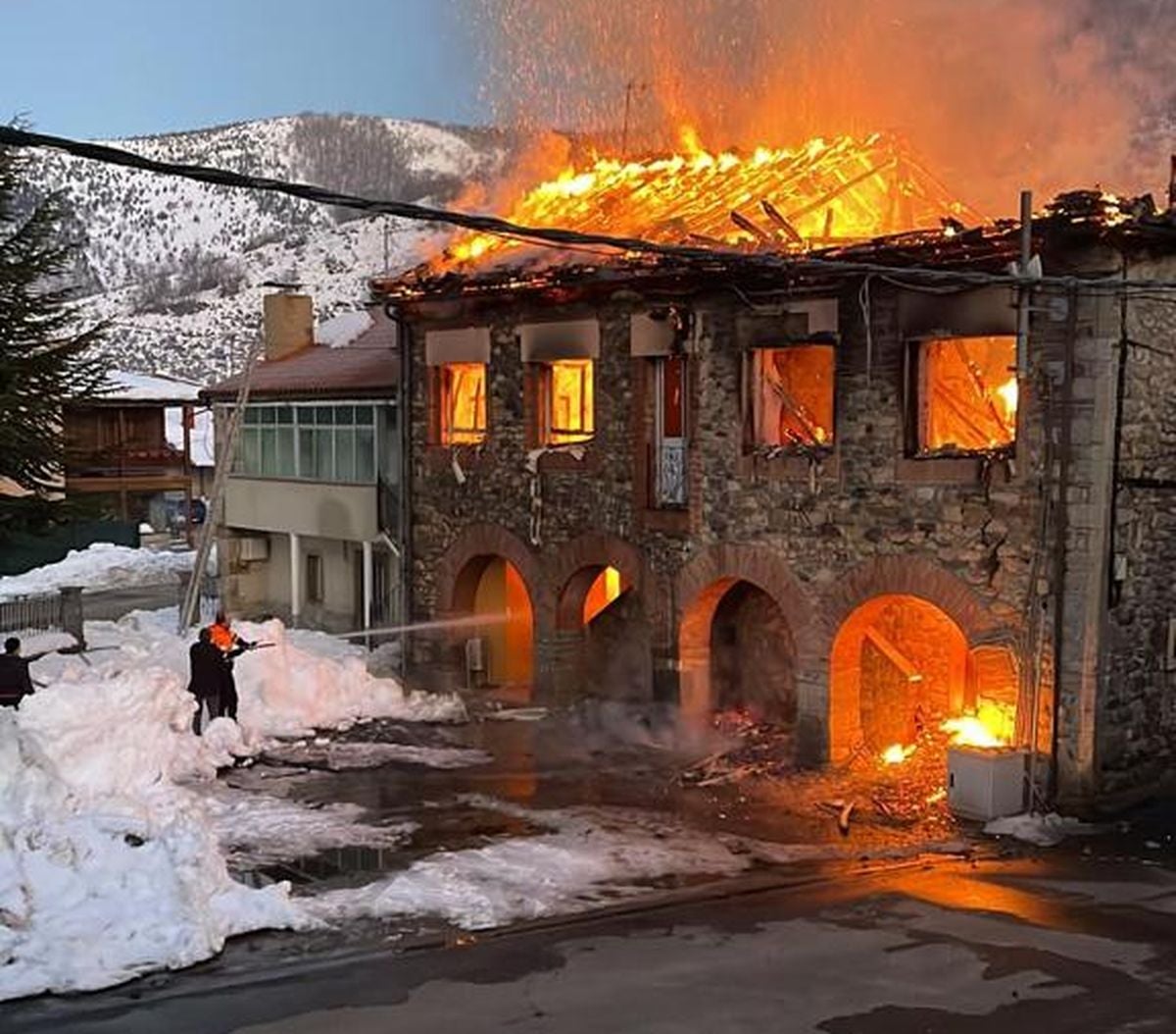 Las llamas han consumido el edificio y la acción vecina impide que las llamas alcancen a otos colindantes. Efectivos de Bomberos León y Guardia Civil han intervenido en el lugar