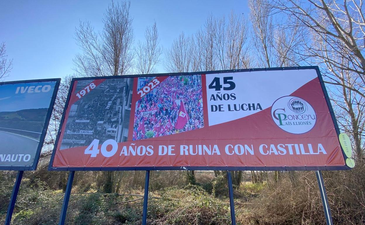 Imagen de la valla conmemorativa instalda por Conceyu Joven. 