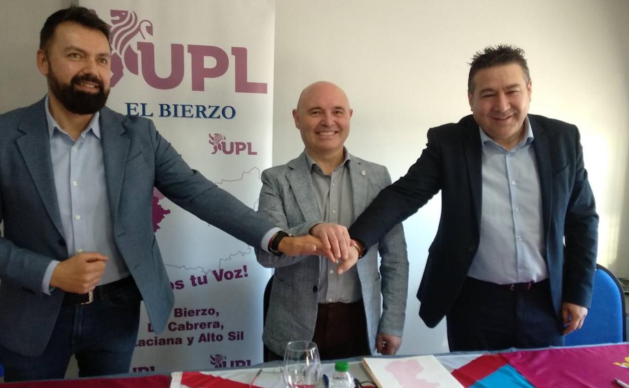 El candidato de UPL Bierzo a la Alcaldía de Ponferrada, Manuel Ferreiro, junto al secretario general de la UPL, Luis Mariano Santos, y el procurador leonesista berciano, José Ramón García, en su presentación.