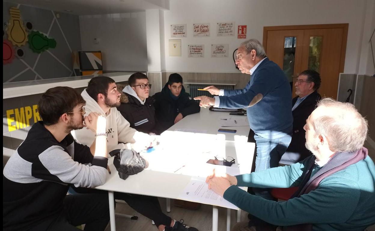 Secot y alumnos del IES Álvaro Yáñez de Bembibre, en una de las sesiones de trabajo.