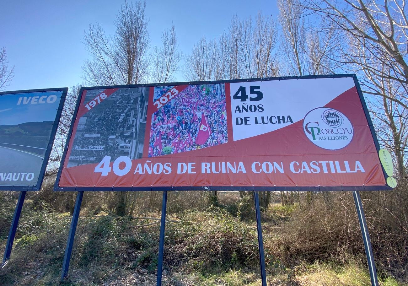 El colectivo Conceyu País Llionés reivindica de este modo la efeméride y lamenta «los 40 años de autonomia con Castilla». Anuncia la convocatoria de una nueva manifestación antes de las elecciones generales. 