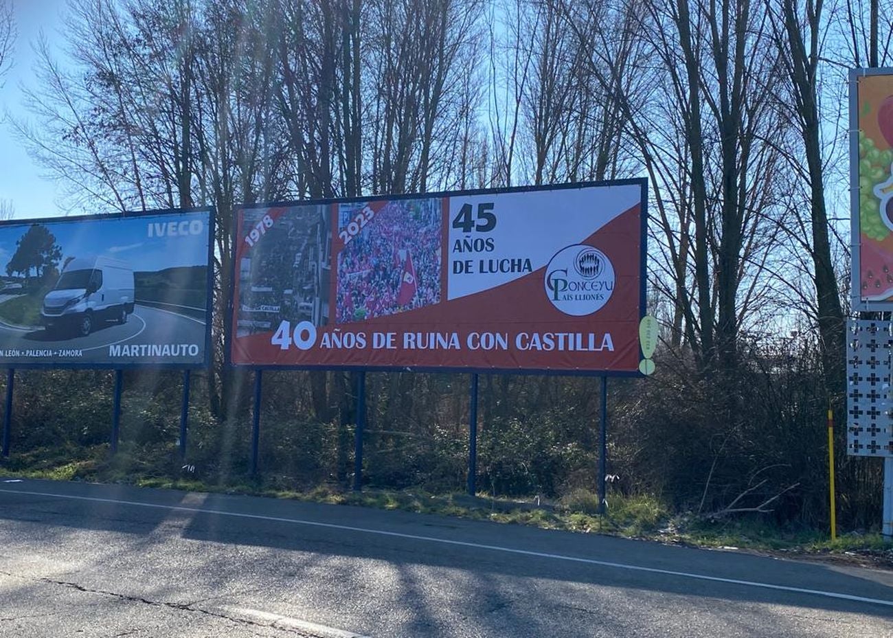 El colectivo Conceyu País Llionés reivindica de este modo la efeméride y lamenta «los 40 años de autonomia con Castilla». Anuncia la convocatoria de una nueva manifestación antes de las elecciones generales. 