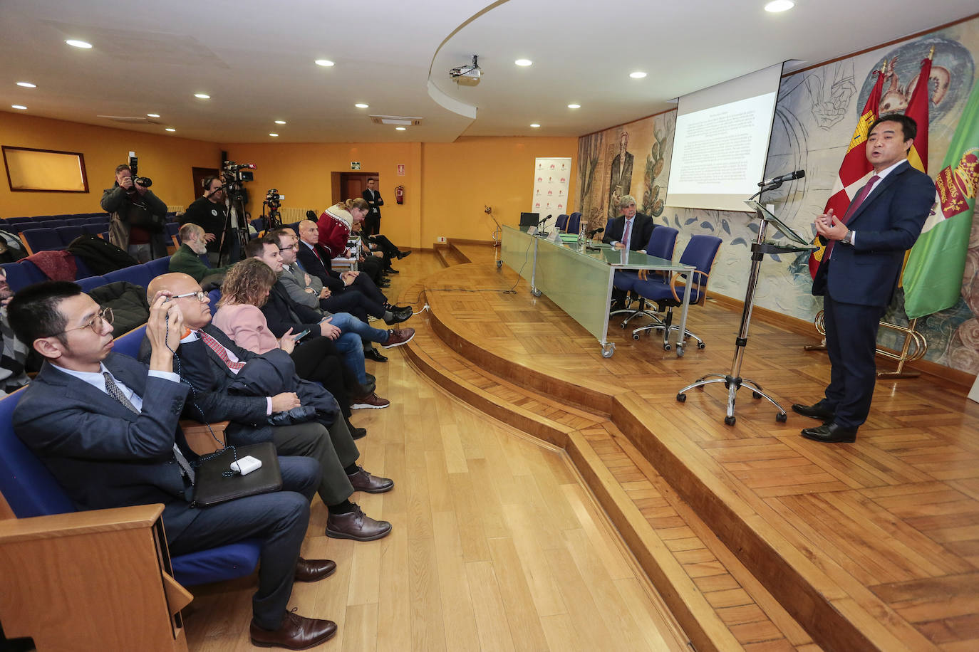 Firma del convenio de colaboración entre la Universidad de León y Huawei Technologies España SL en la que participan el rector, Juan Francisco García Marín, y el director general de Huawei en España, Eric Li