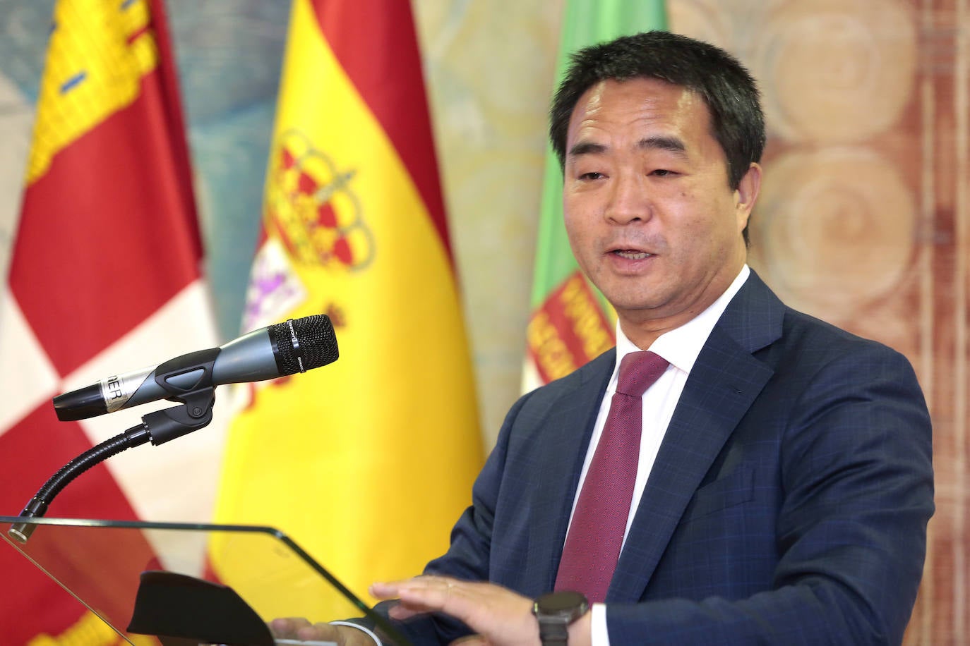 Firma del convenio de colaboración entre la Universidad de León y Huawei Technologies España SL en la que participan el rector, Juan Francisco García Marín, y el director general de Huawei en España, Eric Li