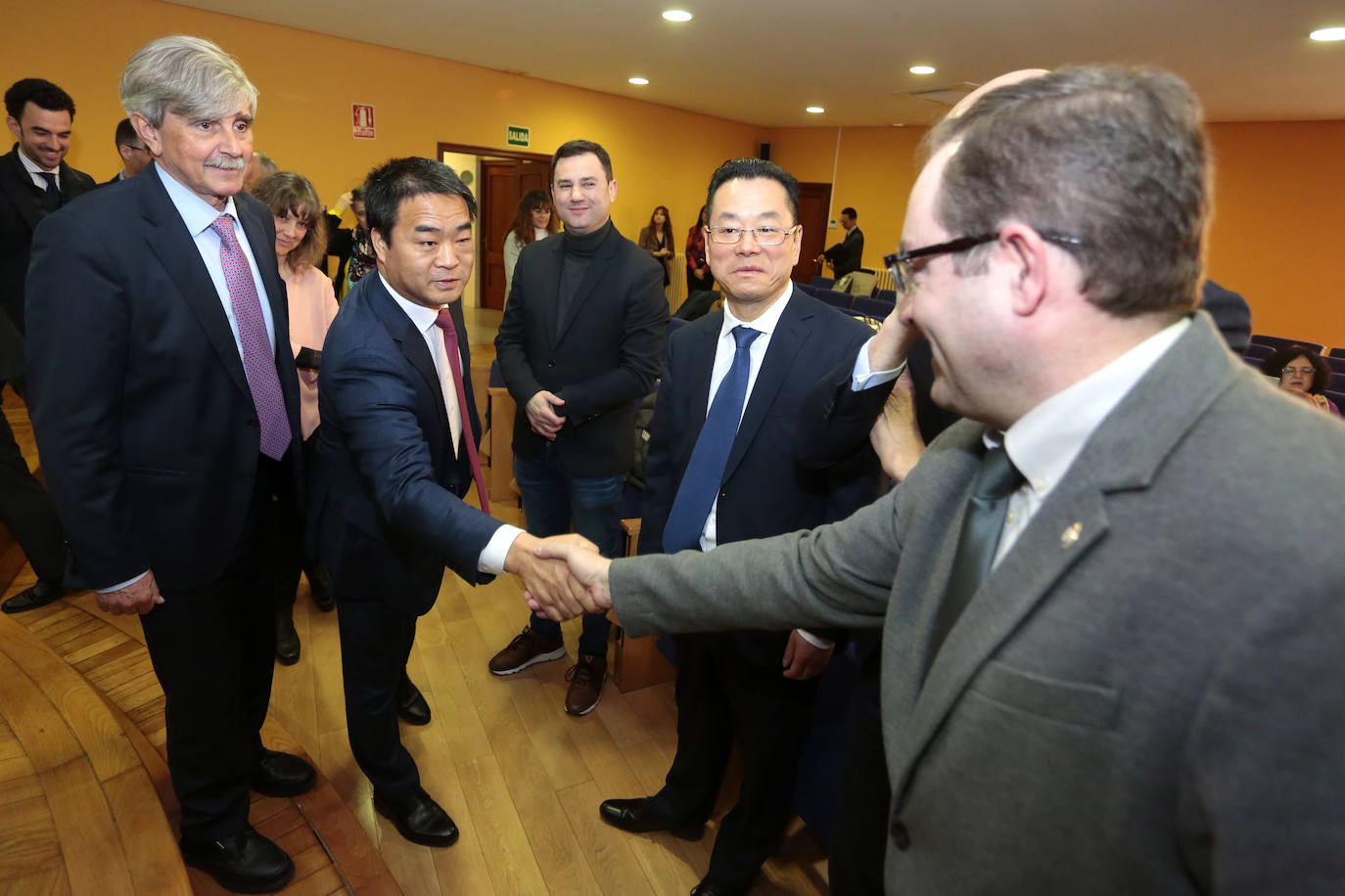 Firma del convenio de colaboración entre la Universidad de León y Huawei Technologies España SL en la que participan el rector, Juan Francisco García Marín, y el director general de Huawei en España, Eric Li