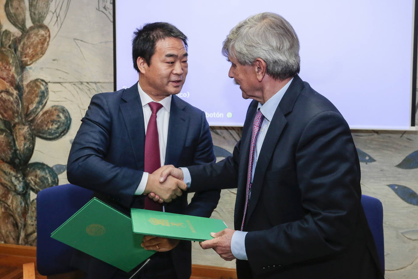 Firma del convenio de colaboración entre la Universidad de León y Huawei Technologies España SL en la que participan el rector, Juan Francisco García Marín, y el director general de Huawei en España, Eric Li