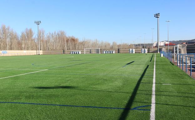 Imagen del renovado campo de césped artificial del área deportiva de Puente Castro. 