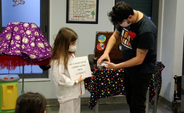 Galería. El mago Zamo interactúa con los niños durante un truco.