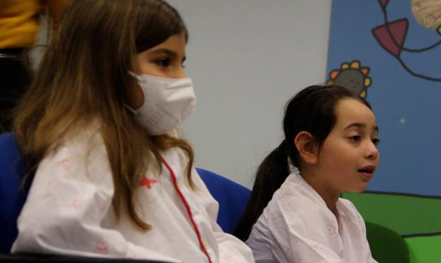 Imagen principal - Mariana, Adriana y Álvaro disfrutan de la actuación del Mago Zamo en el Hospital.