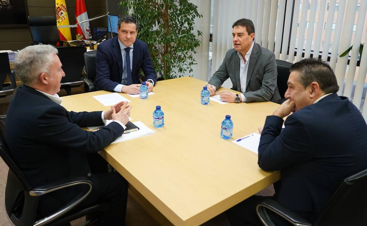 El portavoz del Grupo Parlamentario Popular de las Cortes de Castilla y León, Raúl de la Hoz, se reúne con los portavoces de UPL y Soria ¡Ya!, Luis Mariano Santos y José Ángel Ceña, dentro de la ronda de diálogo orientado a los nombramientos de las instituciones propias de la Comunidad.