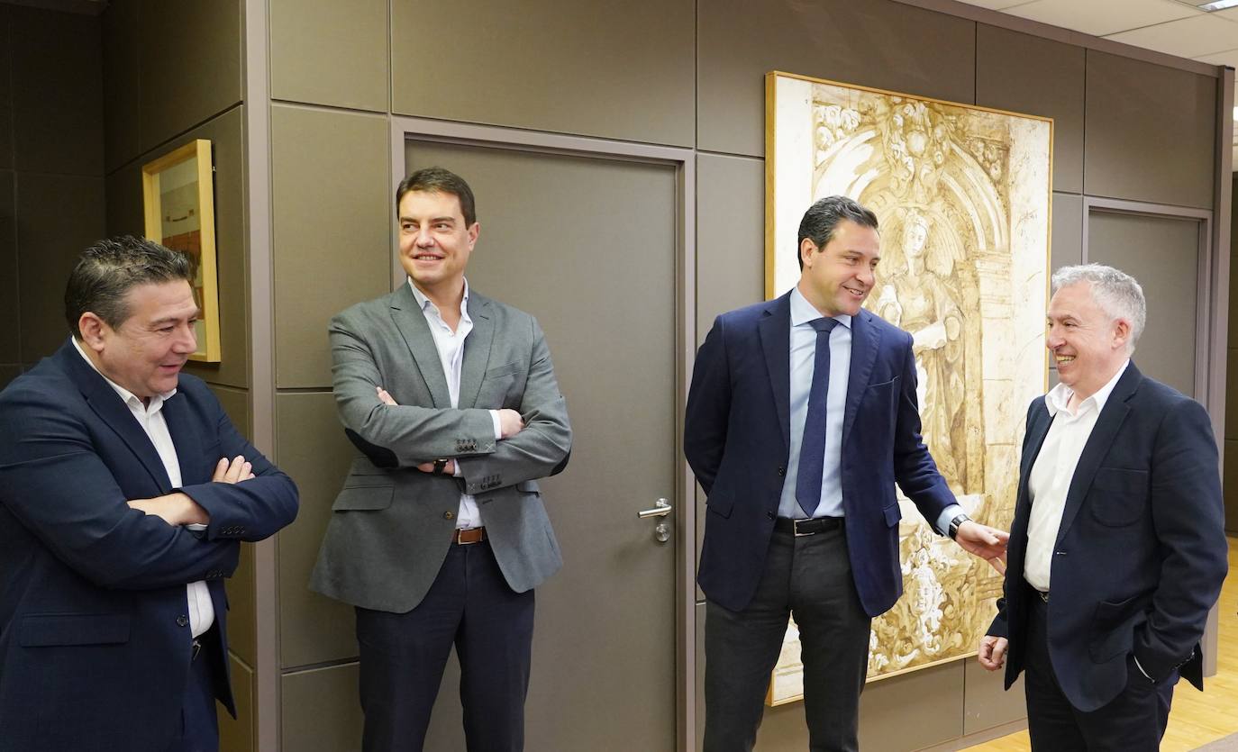 El portavoz del Grupo Parlamentario Popular de las Cortes de Castilla y León, Raúl de la Hoz, se reúne con los portavoces de UPL y Soria ¡Ya!, Luis Mariano Santos y José Ángel Ceña, dentro de la ronda de diálogo orientado a los nombramientos de las instituciones propias de la Comunidad.