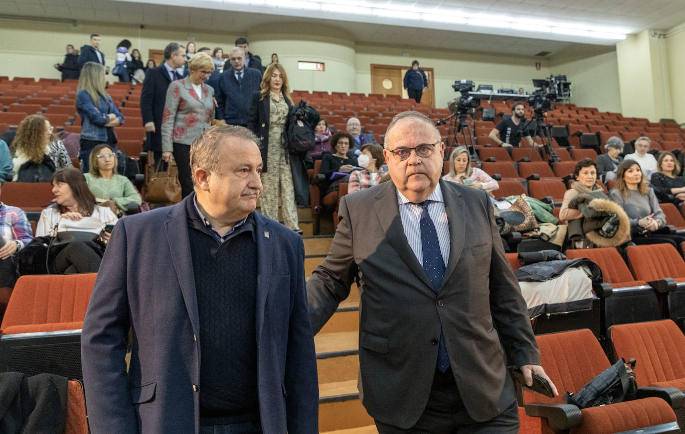 El consejero de Sanidad, Alejandro Vázquez, asiste a la inauguración del congreso 'II Jornadas de análisis de la atención primaria en Castilla y León', organizado por CCOO, cuyo secretario general de la Federación de Sanidad y Sectores Sociosanitarios, Humberto Muñoz, atiende a los medios junto a su homóloga en Castilla y León, Ana Rosa Arribas.