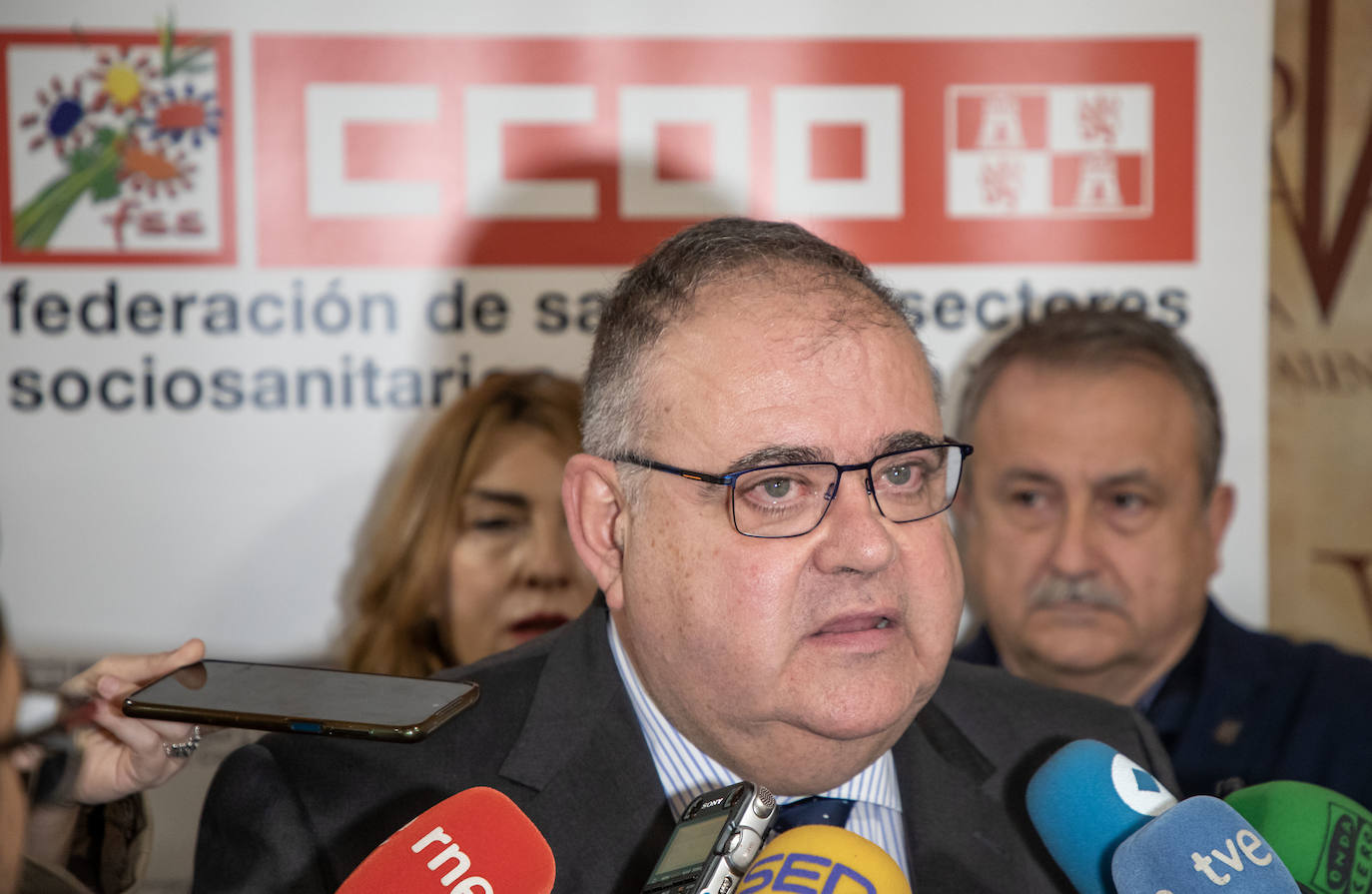 El consejero de Sanidad, Alejandro Vázquez, asiste a la inauguración del congreso 'II Jornadas de análisis de la atención primaria en Castilla y León', organizado por CCOO, cuyo secretario general de la Federación de Sanidad y Sectores Sociosanitarios, Humberto Muñoz, atiende a los medios junto a su homóloga en Castilla y León, Ana Rosa Arribas.