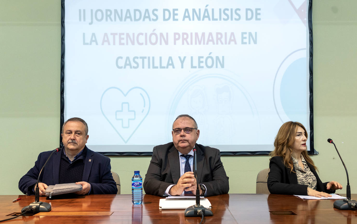 El consejero de Sanidad, Alejandro Vázquez, asiste a la inauguración del congreso 'II Jornadas de análisis de la atención primaria en Castilla y León', organizado por CCOO, cuyo secretario general de la Federación de Sanidad y Sectores Sociosanitarios, Humberto Muñoz, atiende a los medios junto a su homóloga en Castilla y León, Ana Rosa Arribas.