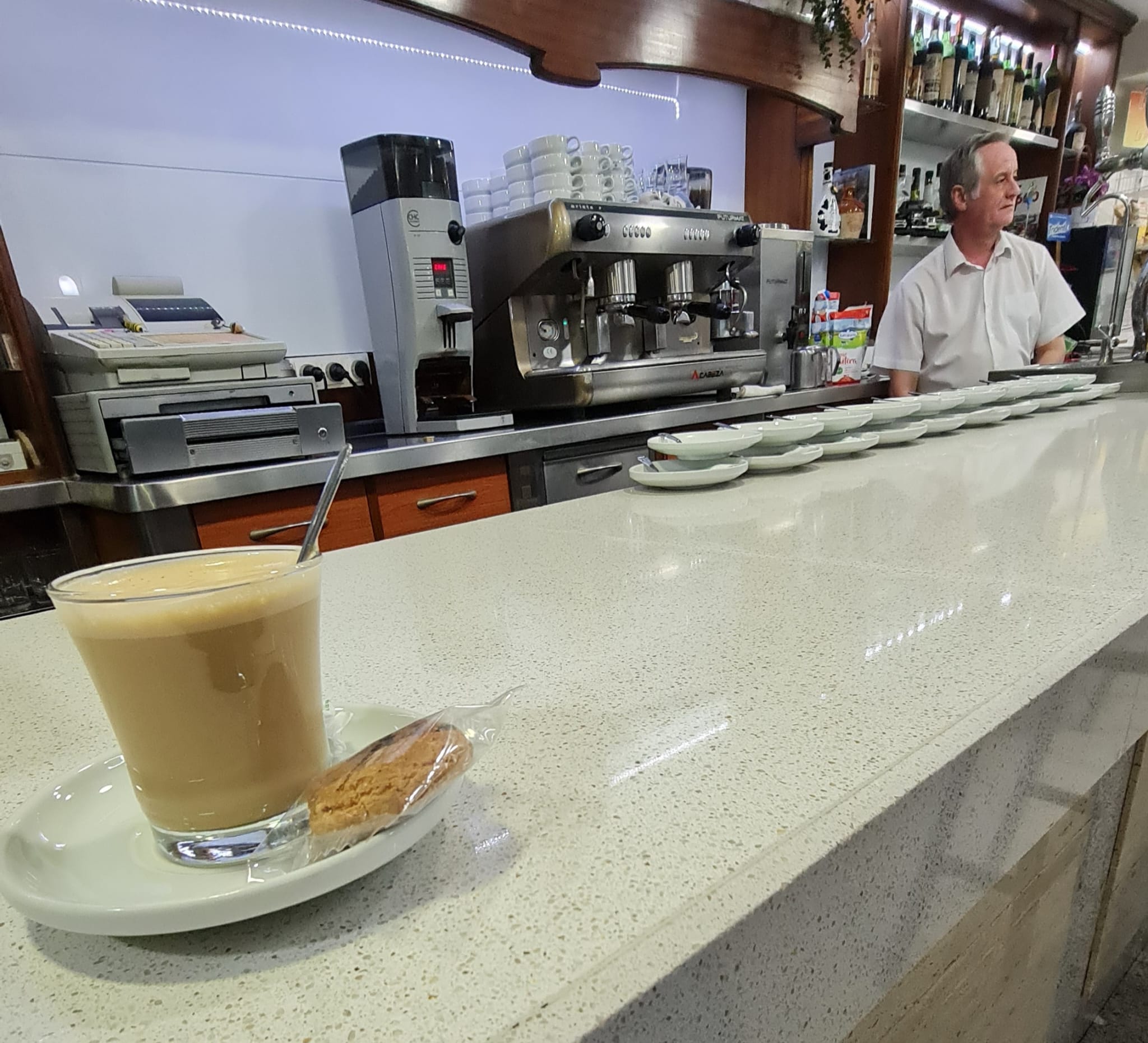 El café más barto de León solo cuesta 1 euro y tiene vistas vistas privilegiadas. Se sirve en la cafetería El Peregrino, frente al Hostal de San Marcos. Su propietario asegura que «no merece la pena cobrar más». 