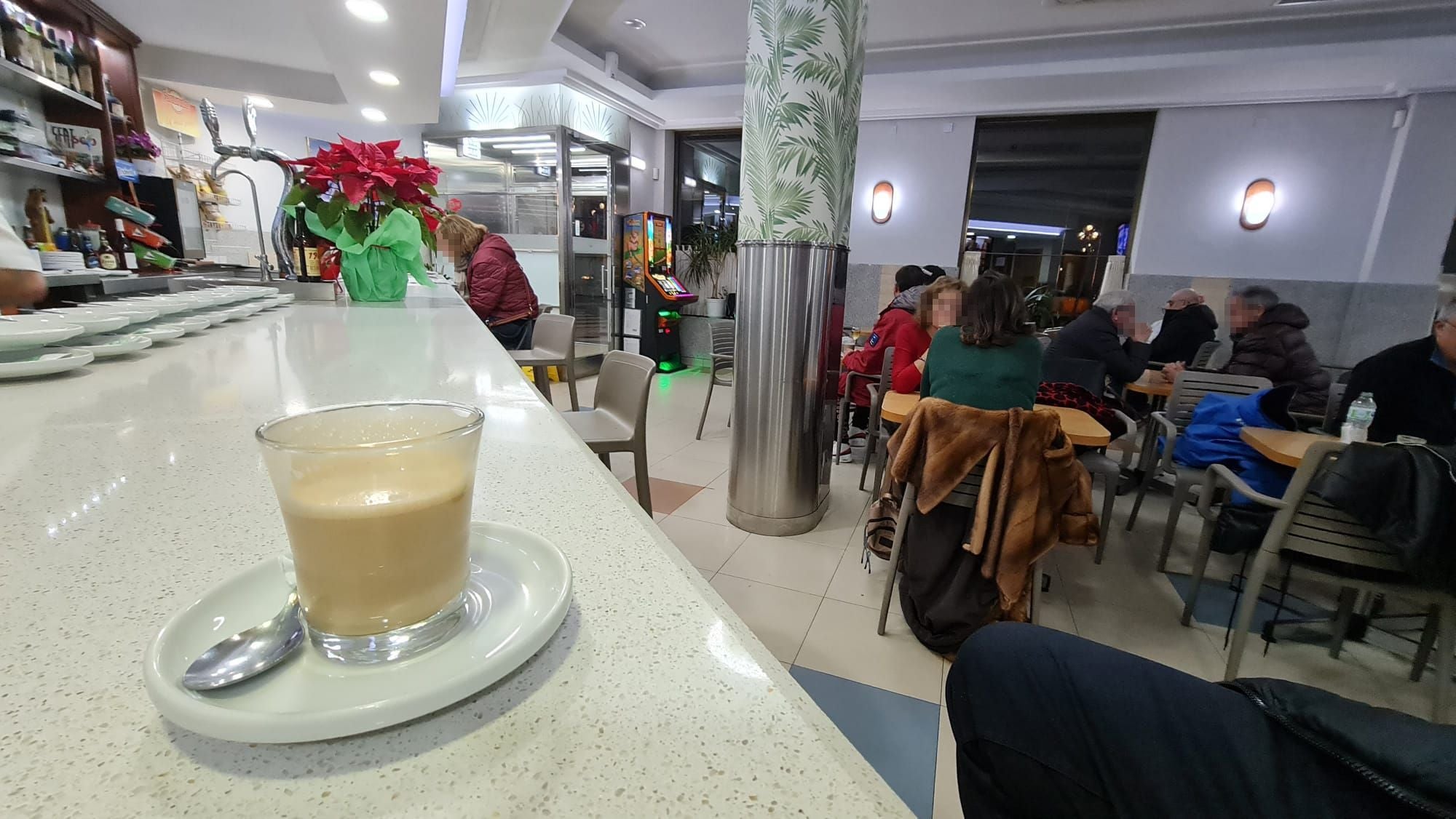 El café más barto de León solo cuesta 1 euro y tiene vistas vistas privilegiadas. Se sirve en la cafetería El Peregrino, frente al Hostal de San Marcos. Su propietario asegura que «no merece la pena cobrar más». 