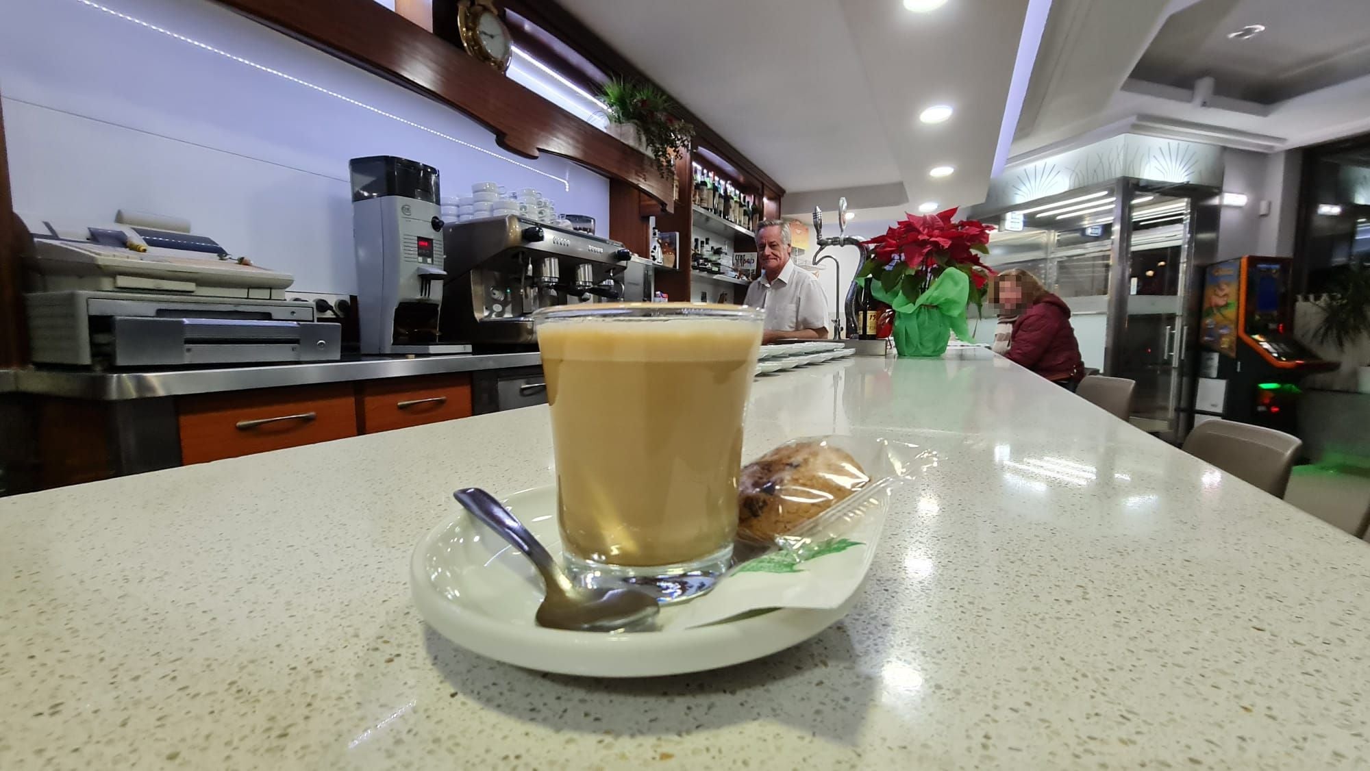 El café más barto de León solo cuesta 1 euro y tiene vistas vistas privilegiadas. Se sirve en la cafetería El Peregrino, frente al Hostal de San Marcos. Su propietario asegura que «no merece la pena cobrar más». 