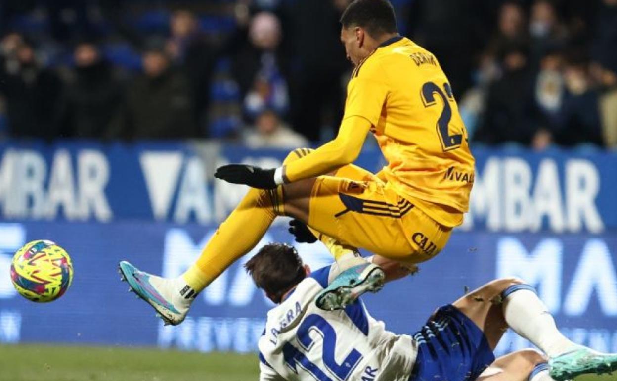 Derik, delantero de la Deportiva, en el partido ante el Zaragoza. Sólo ha logrado un remate en los últimos tres partidos.