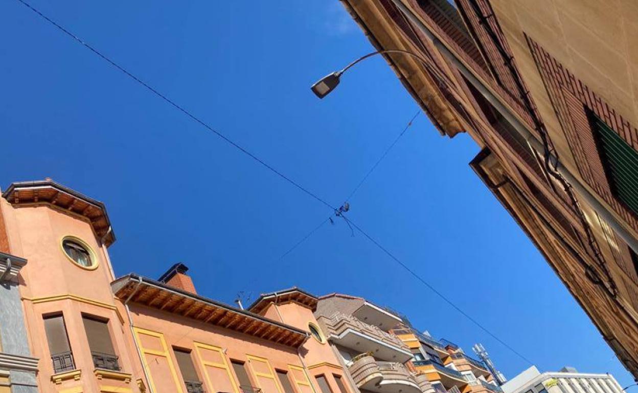 Los cables siguen apareciendo en la zona alta de varias calles de la ciudad.