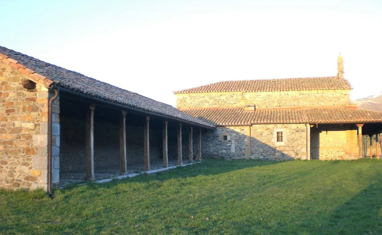 Ermita de S. Tirso en Boca de Huérgano. El romano encarnaba en símbolos tangibles y materiales valores espirituales. El Tirso, un bastón rematado por una piña significaba la fuerza vital y el valor en el combate, se cristianiza con San Tirso -28 de Enero